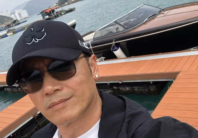 64歲知名港星獲封中老天花板!肌肉若隱若現,支持女兒秀豐滿身材