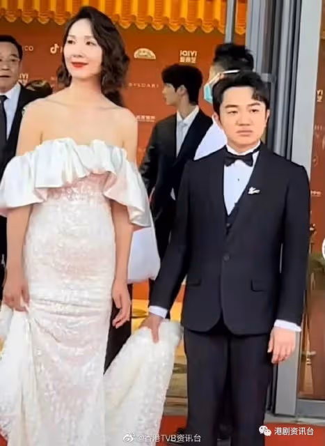 王祖藍為李亞男整理裙擺!發獃表情被笑似花童