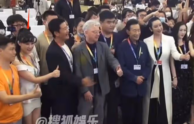 吳京遭性感女性騷擾!被挽手摸身靠肩避無可避,勉強裝笑表情尷尬
