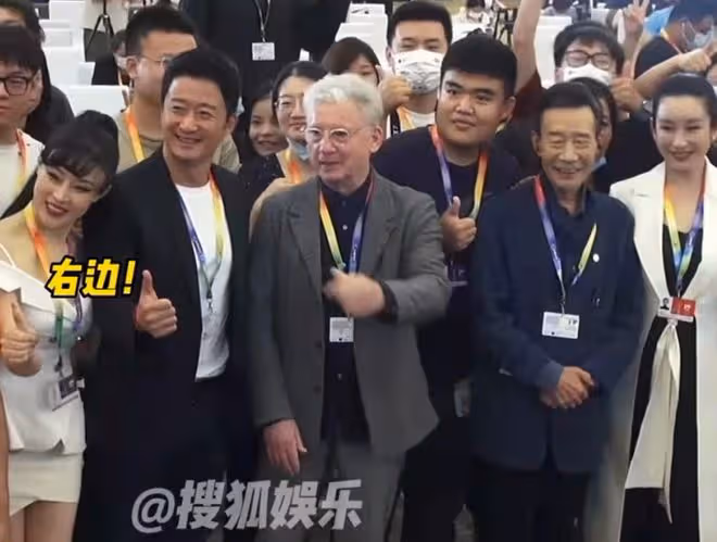 吳京遭性感女性騷擾!被挽手摸身靠肩避無可避,勉強裝笑表情尷尬