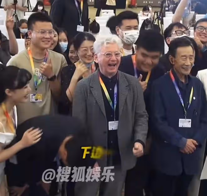 吳京遭性感女性騷擾!被挽手摸身靠肩避無可避,勉強裝笑表情尷尬