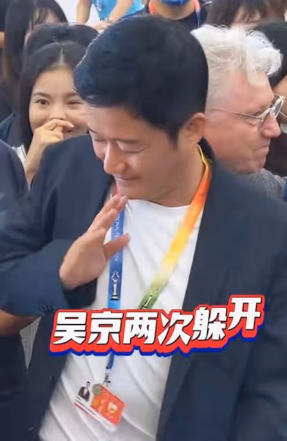 吳京遭性感女性騷擾!被挽手摸身靠肩避無可避,勉強裝笑表情尷尬