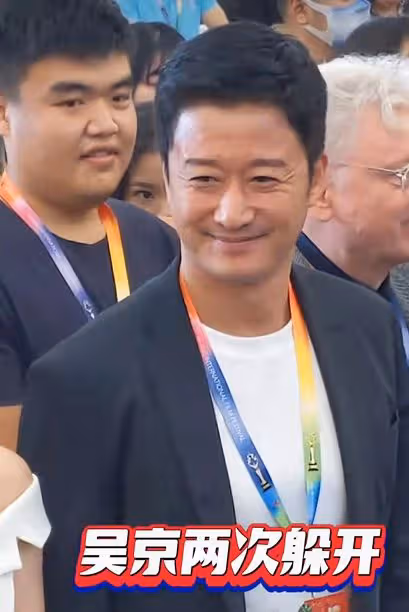 吳京遭性感女性騷擾!被挽手摸身靠肩避無可避,勉強裝笑表情尷尬