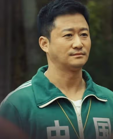 吳京遭性感女性騷擾!被挽手摸身靠肩避無可避,勉強裝笑表情尷尬