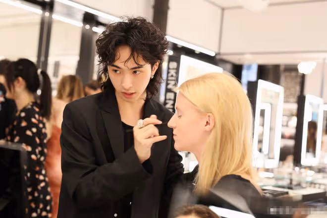 伊能靜兒子風格突變!穿一身黑西裝高顏值搶眼,媽媽發文盛讚兒子