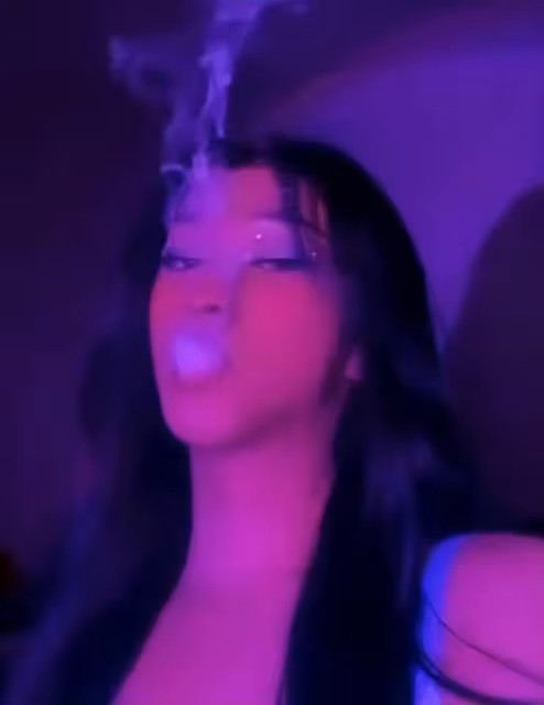 伊能靜兒子風格突變!穿一身黑西裝高顏值搶眼,媽媽發文盛讚兒子