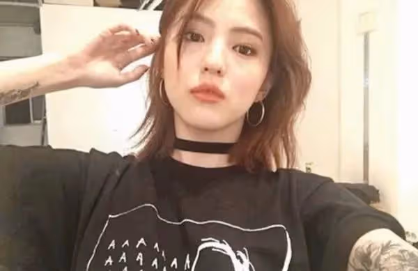 韓國美女韓素希畫風驚悚似求救？從小悲慘替母還債，狀態令人擔憂