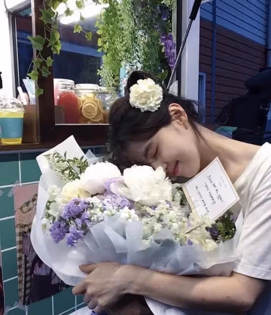 韓國美女韓素希畫風驚悚似求救？從小悲慘替母還債，狀態令人擔憂