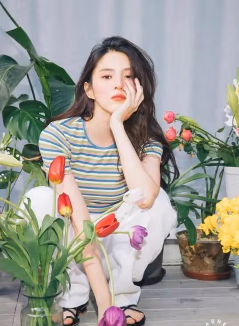韓國美女韓素希畫風驚悚似求救？從小悲慘替母還債，狀態令人擔憂