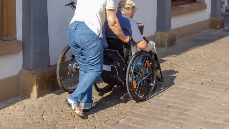 老人的存款，交給誰來保管安全又合適？75歲大爺說出答案
