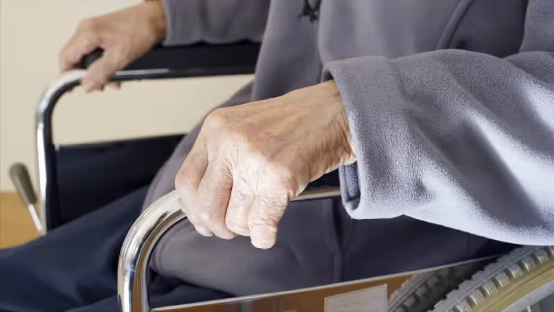 老人的存款，交給誰來保管安全又合適？75歲大爺說出答案