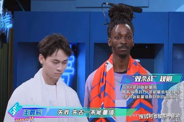 《這！就是街舞》肖傑徒弟拿到紅毛巾，王一博扔出毛巾，讓人感動