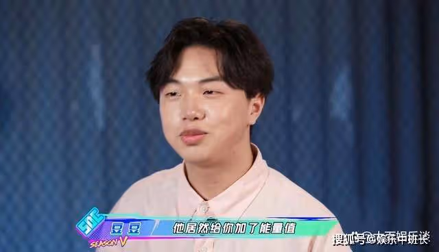 《這！就是街舞》肖傑徒弟拿到紅毛巾，王一博扔出毛巾，讓人感動