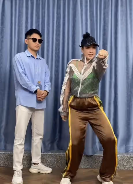 鍾麗緹穿3萬元衣服跳舞,衣品慘遭吐槽,還跟異性同喝一瓶水