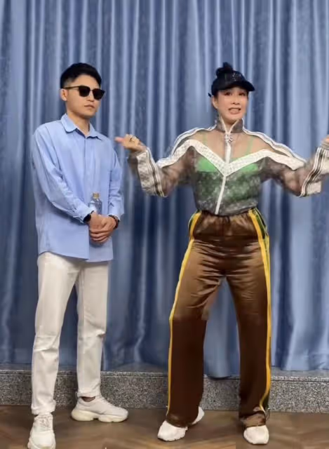 鍾麗緹穿3萬元衣服跳舞,衣品慘遭吐槽,還跟異性同喝一瓶水