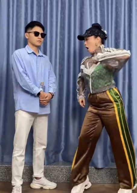 鍾麗緹穿3萬元衣服跳舞,衣品慘遭吐槽,還跟異性同喝一瓶水