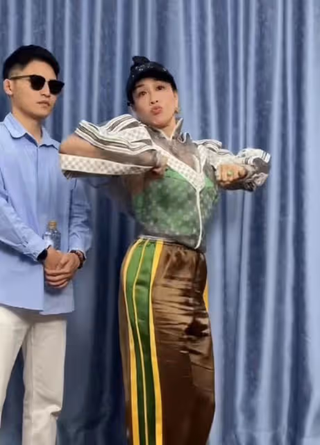 鍾麗緹穿3萬元衣服跳舞,衣品慘遭吐槽,還跟異性同喝一瓶水