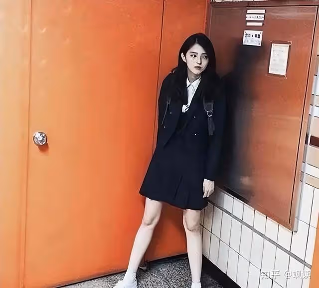 全身淤青的韓國女星,詭異紅色畫風暗示「SOS」,囚禁?虐待?