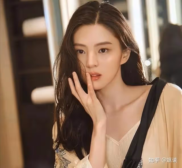 全身淤青的韓國女星,詭異紅色畫風暗示「SOS」,囚禁?虐待?