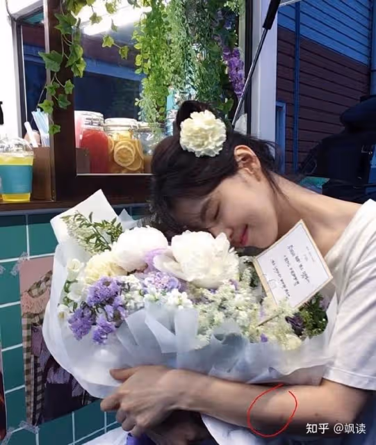 全身淤青的韓國女星,詭異紅色畫風暗示「SOS」,囚禁?虐待?