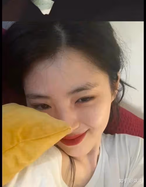 全身淤青的韓國女星,詭異紅色畫風暗示「SOS」,囚禁?虐待?