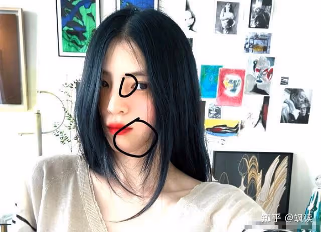 全身淤青的韓國女星,詭異紅色畫風暗示「SOS」,囚禁?虐待?