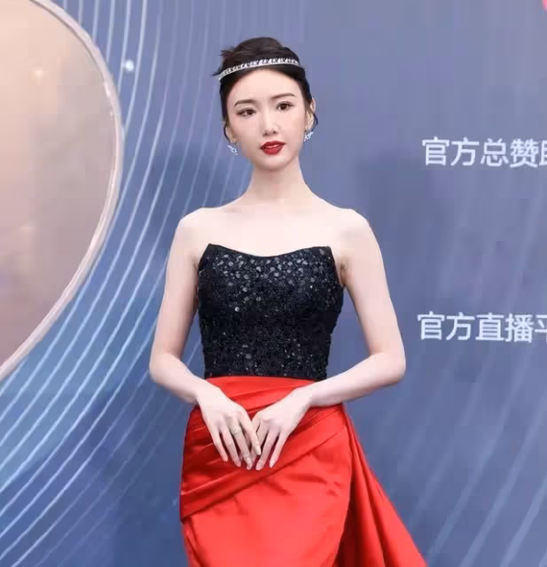紅毯不慣毛病,糙皮凸嘴肉腰無處可藏,還是「老花」真好看