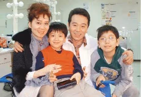 張晨光200萬豪車曝光,一件衣服穿35年,億萬家產卻全上交老婆