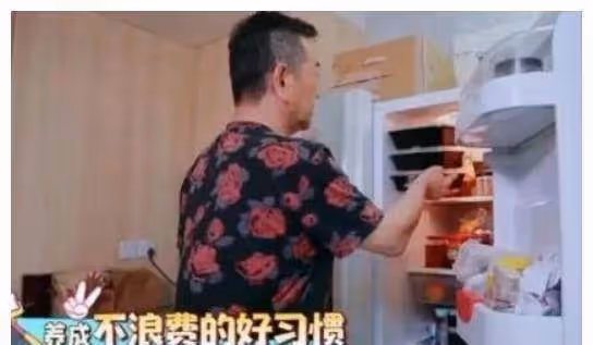 張晨光200萬豪車曝光,一件衣服穿35年,億萬家產卻全上交老婆