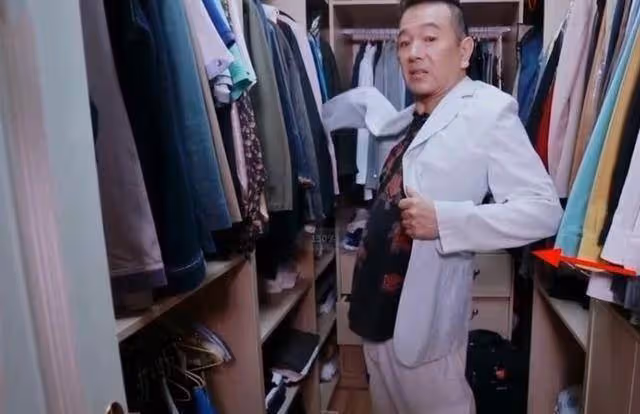 張晨光200萬豪車曝光,一件衣服穿35年,億萬家產卻全上交老婆