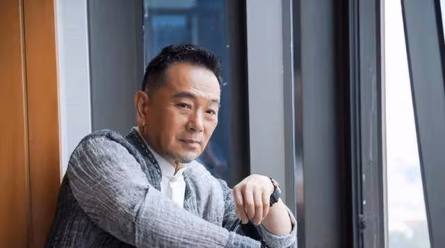 張晨光200萬豪車曝光,一件衣服穿35年,億萬家產卻全上交老婆