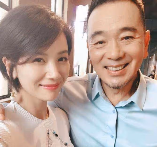 張晨光200萬豪車曝光,一件衣服穿35年,億萬家產卻全上交老婆