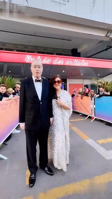 83歲劉詩昆一家三口合體，妻子穿運動鞋配禮服，1歲女兒太漂亮