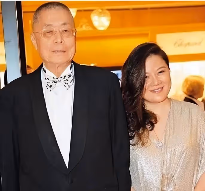 83歲劉詩昆一家三口合體，妻子穿運動鞋配禮服，1歲女兒太漂亮