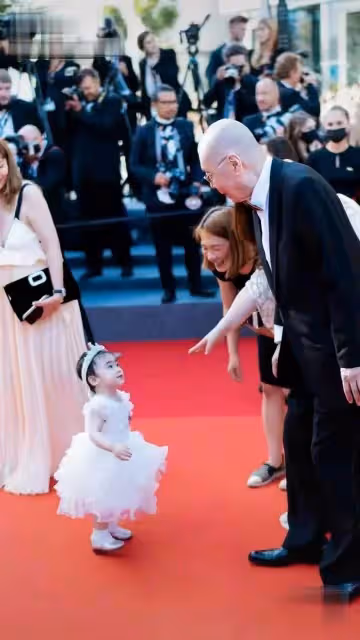 83歲劉詩昆一家三口合體，妻子穿運動鞋配禮服，1歲女兒太漂亮