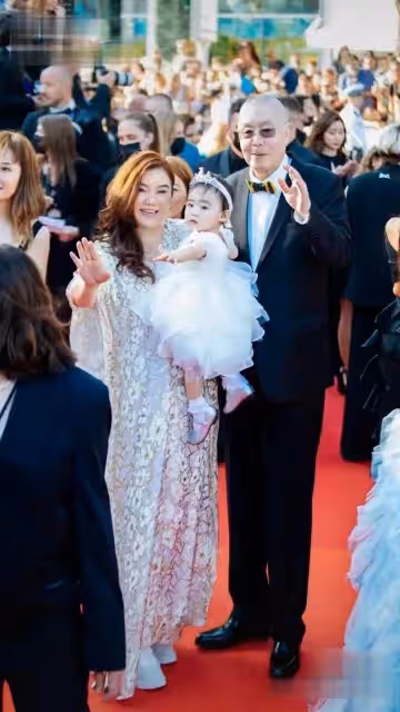 83歲劉詩昆一家三口合體，妻子穿運動鞋配禮服，1歲女兒太漂亮