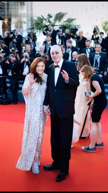 83歲劉詩昆一家三口合體，妻子穿運動鞋配禮服，1歲女兒太漂亮