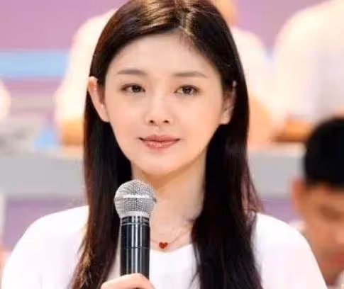 大s錯付了？具俊曄紋髪成功，疑與美女穿情侶褲，網友：放飛自我