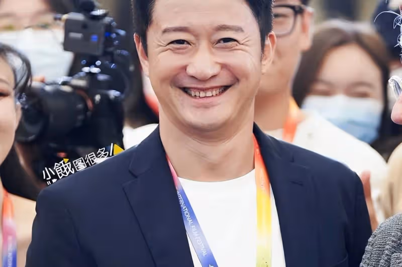 吳京被陌生女子兩次挽手臂，發現後臉色一變，直接甩手微笑拒絕