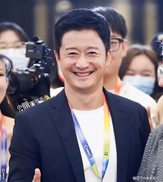 吳京被陌生女子兩次挽手臂,發現後臉色一變,直接甩手微笑拒絕