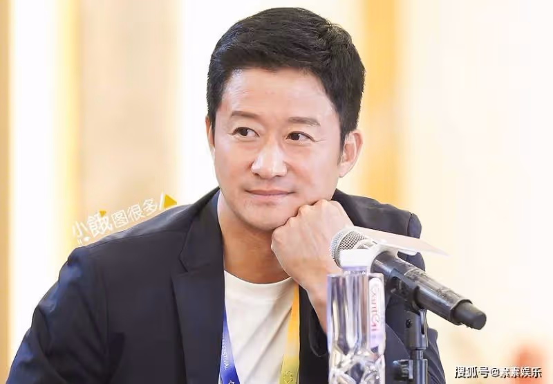 吳京被陌生女子兩次挽手臂,發現後臉色一變,直接甩手微笑拒絕