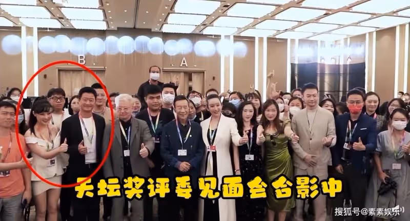 吳京被陌生女子兩次挽手臂,發現後臉色一變,直接甩手微笑拒絕