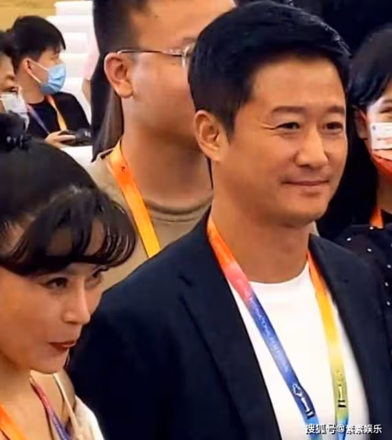 吳京被陌生女子兩次挽手臂,發現後臉色一變,直接甩手微笑拒絕