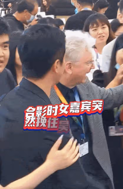 吳京被陌生女子兩次挽手臂,發現後臉色一變,直接甩手微笑拒絕