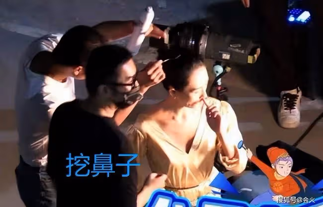 章子怡聚餐姿勢太豪放 當眾一邊剔牙一邊聊天