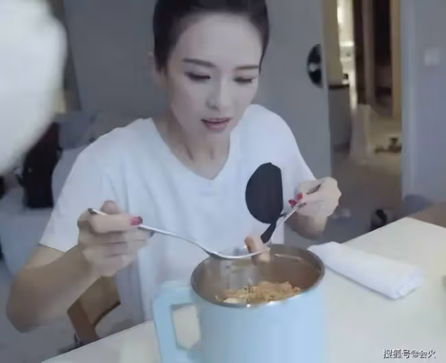 章子怡聚餐姿勢太豪放 當眾一邊剔牙一邊聊天