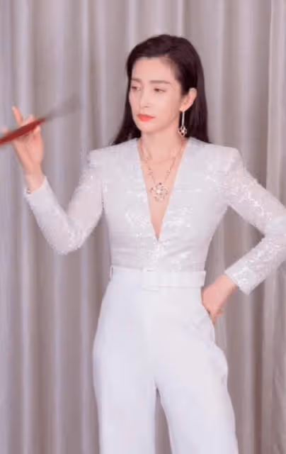 消失的李冰冰久違亮相 49歲狀態翻車撞臉呂麗萍