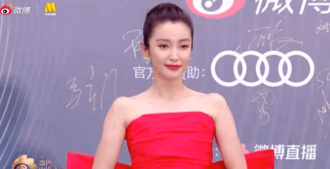 消失的李冰冰久違亮相 49歲狀態翻車撞臉呂麗萍