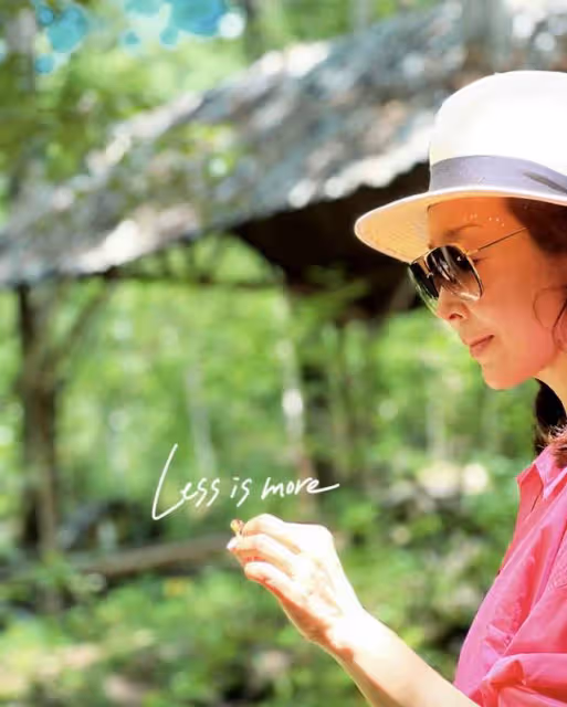 50歲歌手孫悅隱退7年罕曬照,扎雙馬尾麻花辮,下衣失蹤美腿搶鏡