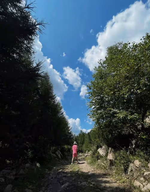 50歲歌手孫悅隱退7年罕曬照,扎雙馬尾麻花辮,下衣失蹤美腿搶鏡